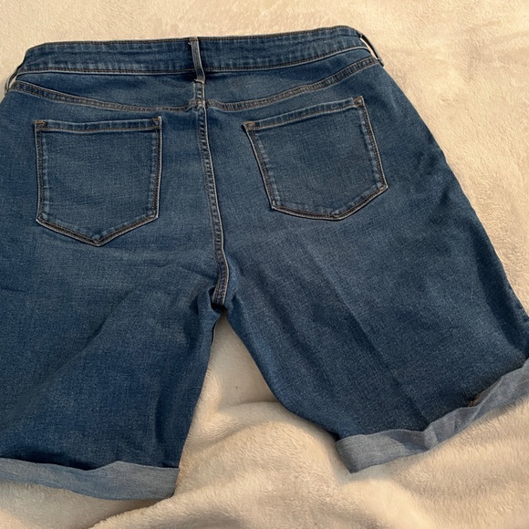 Old navy Bermuda denim shorts size 14 - Picture 2 of 5